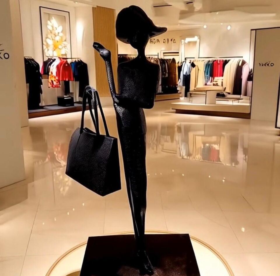 La Dame Kadın Heykeli