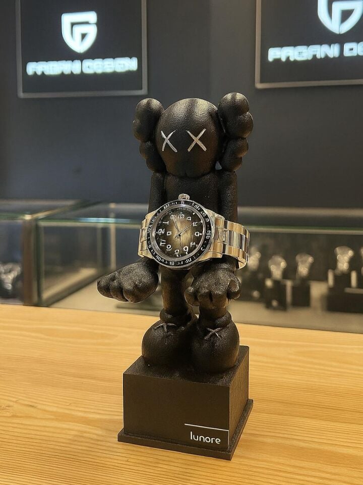 Kaws Saat Tutucu