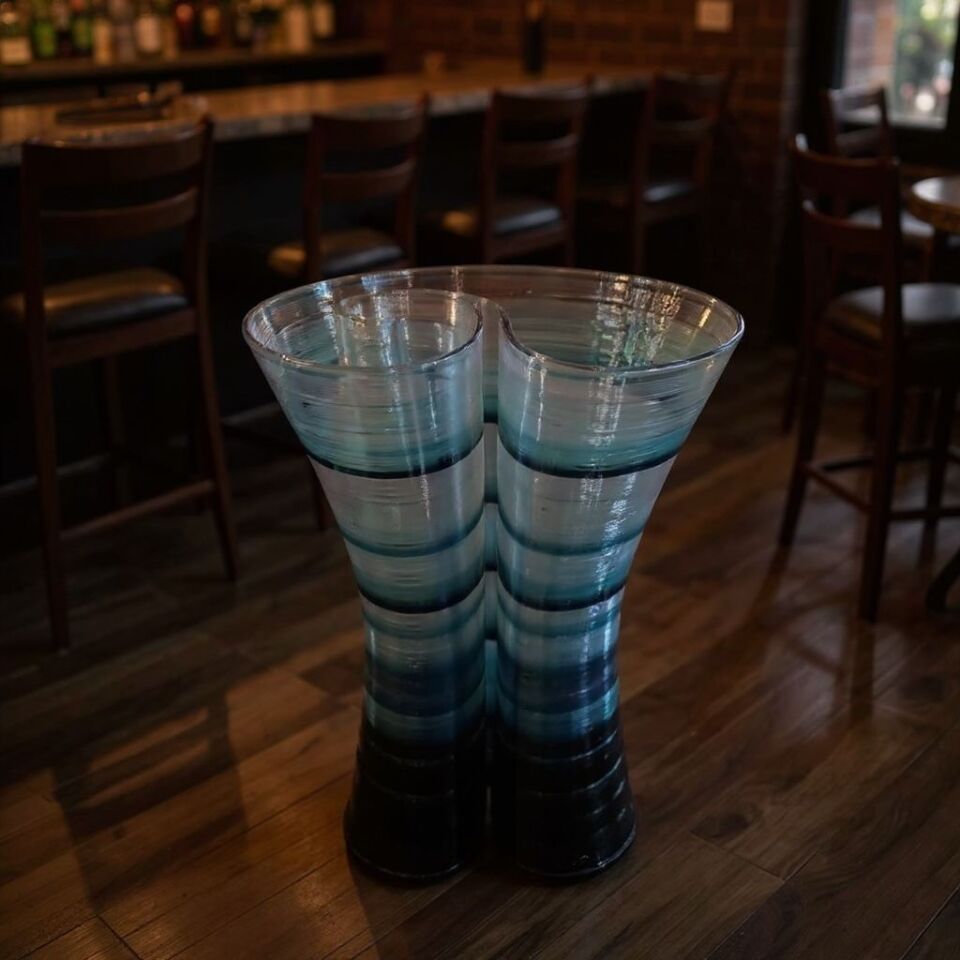 Azura Bar Masası